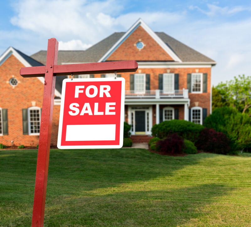 Finding a buyer for your house quickly requires knowing what can hinder your progress. Here are common house selling errors and how to avoid them.
