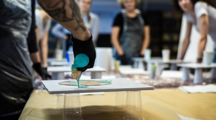 If you're someone that's looking to take up art therapy, then these tips may give you an idea of a few things what it can do for the brain.