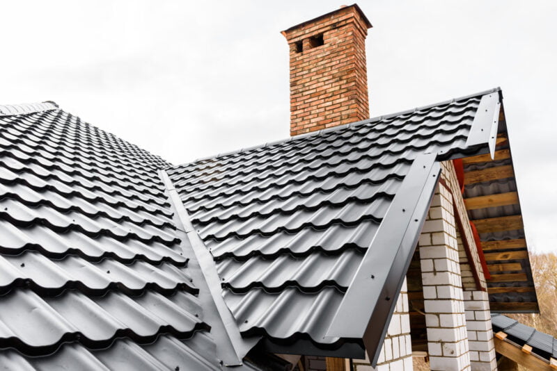 There are several benefits of metal roofing that you should be familiar with. Our guide right here will teach you all about this material for your roof.