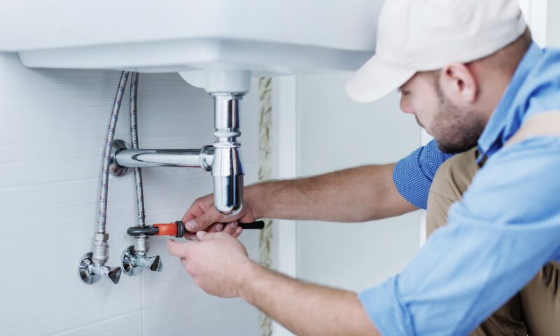 When hiring a plumber, you need to make the right choice. This guide explains 5 qualities to look for when hiring a plumber.