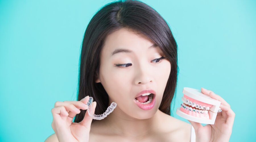 There are several important things you need to understand when comparing braces vs Invisalign. This detailed guide has you covered.