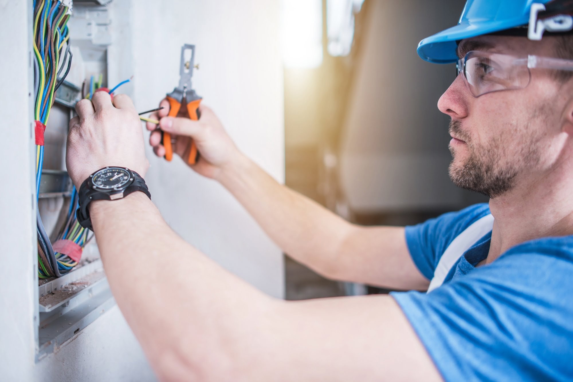 Did you know that not all electricians are created equal these days? Here's the brief guide that makes choosing the best electrician simple.
