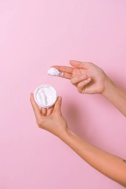 Putting on face lotion successfully is key for proper protection and use. Find out here how to apply face lotion efficiently!