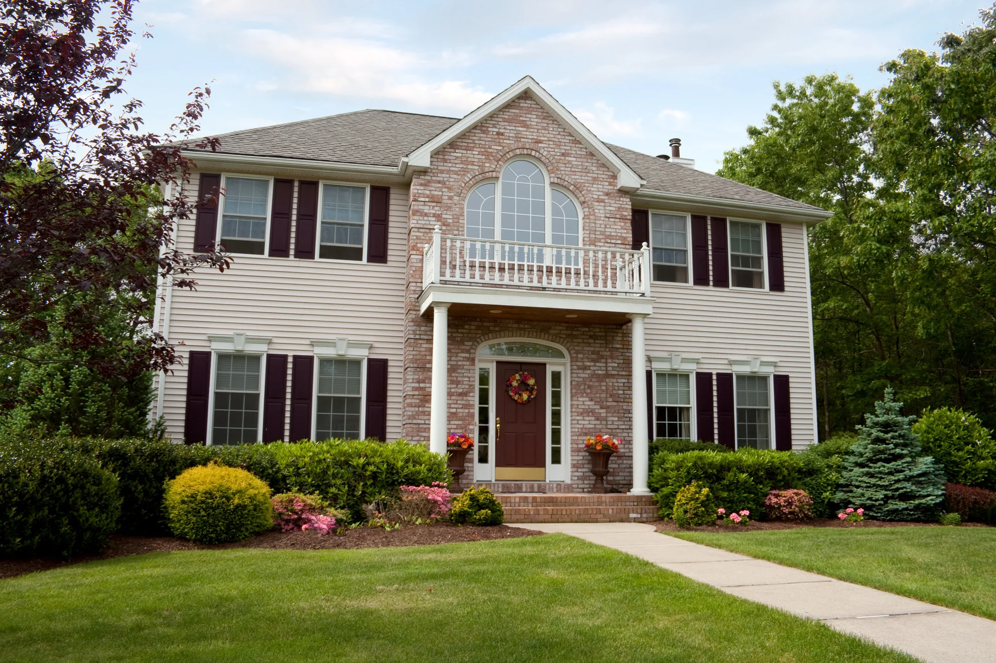 Are you looking to add some more curb appeal to your home? If so, here are some ways to keep your front yard looking great.