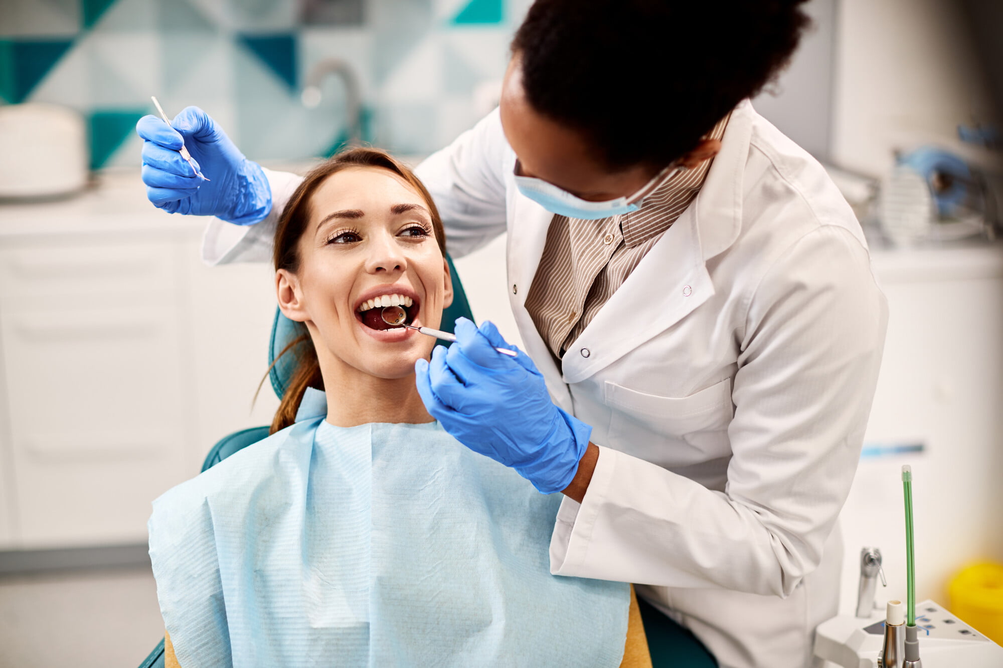 Hygienist vs dentist: How much do you know about the differences between the two? Read on to learn more about the differences between them.