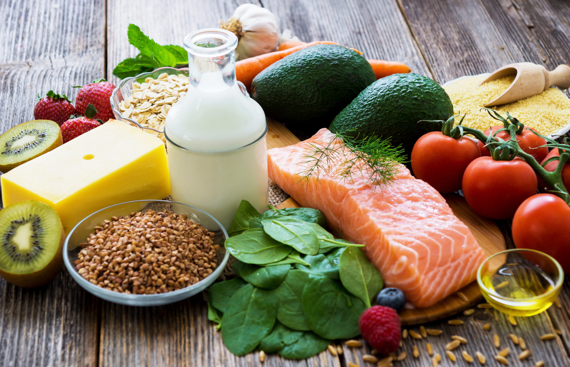 Here are the best foods for the brain you should be adding into your daily routine! Click to learn the diets that feed our brain and help improve function.