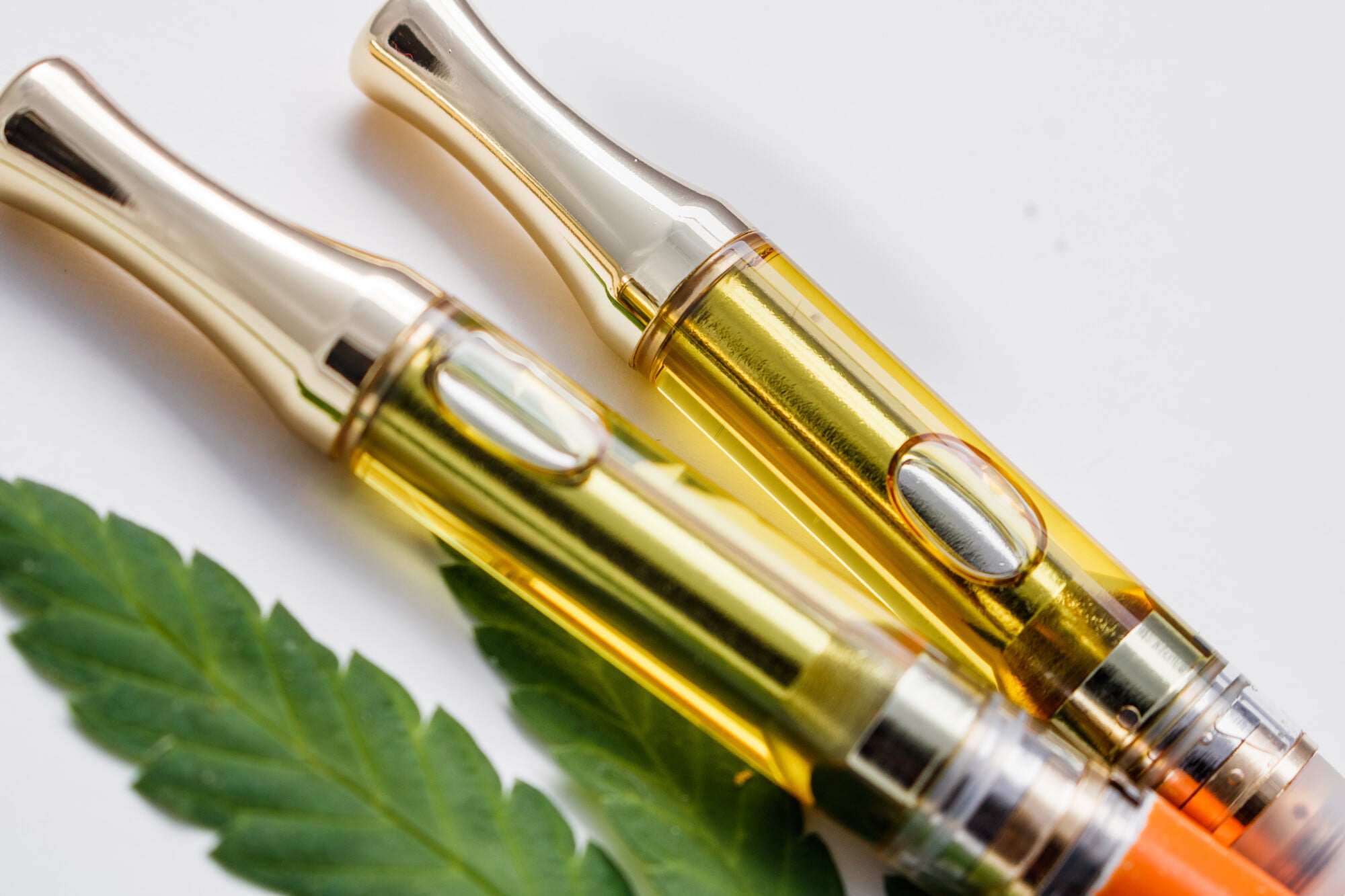 What is THC vape juice, and what types are available? Read this guide to learn about these cartridges, the tools you need, and how to choose the right one.