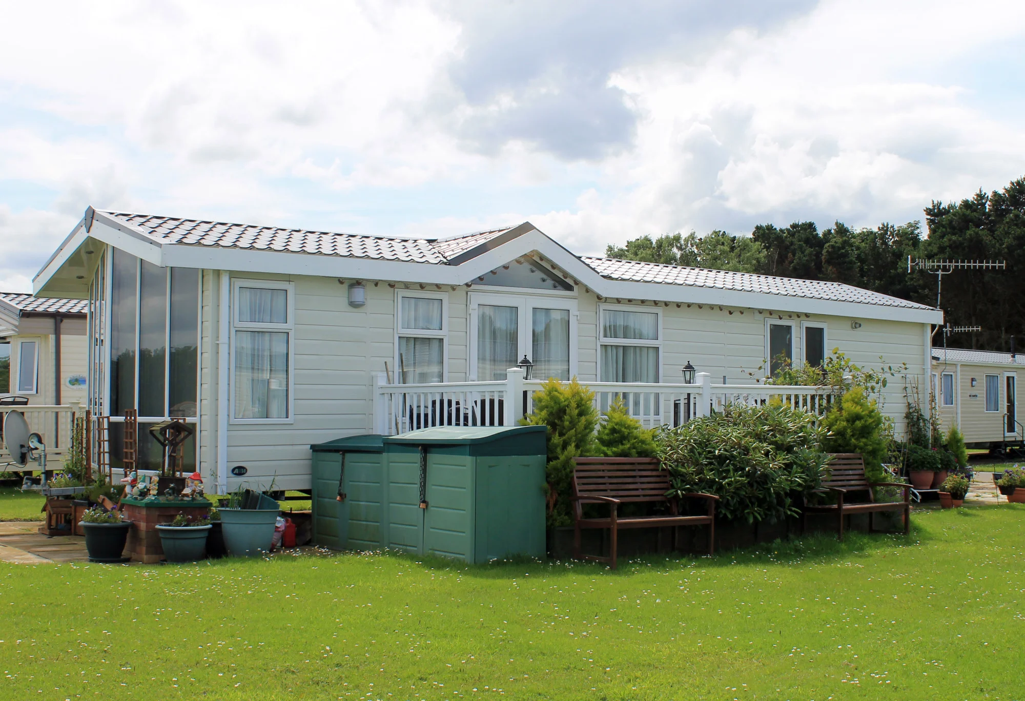 If you want to save money on your first home, it's important to consider the difference between a mobile home vs. manufactured home.
