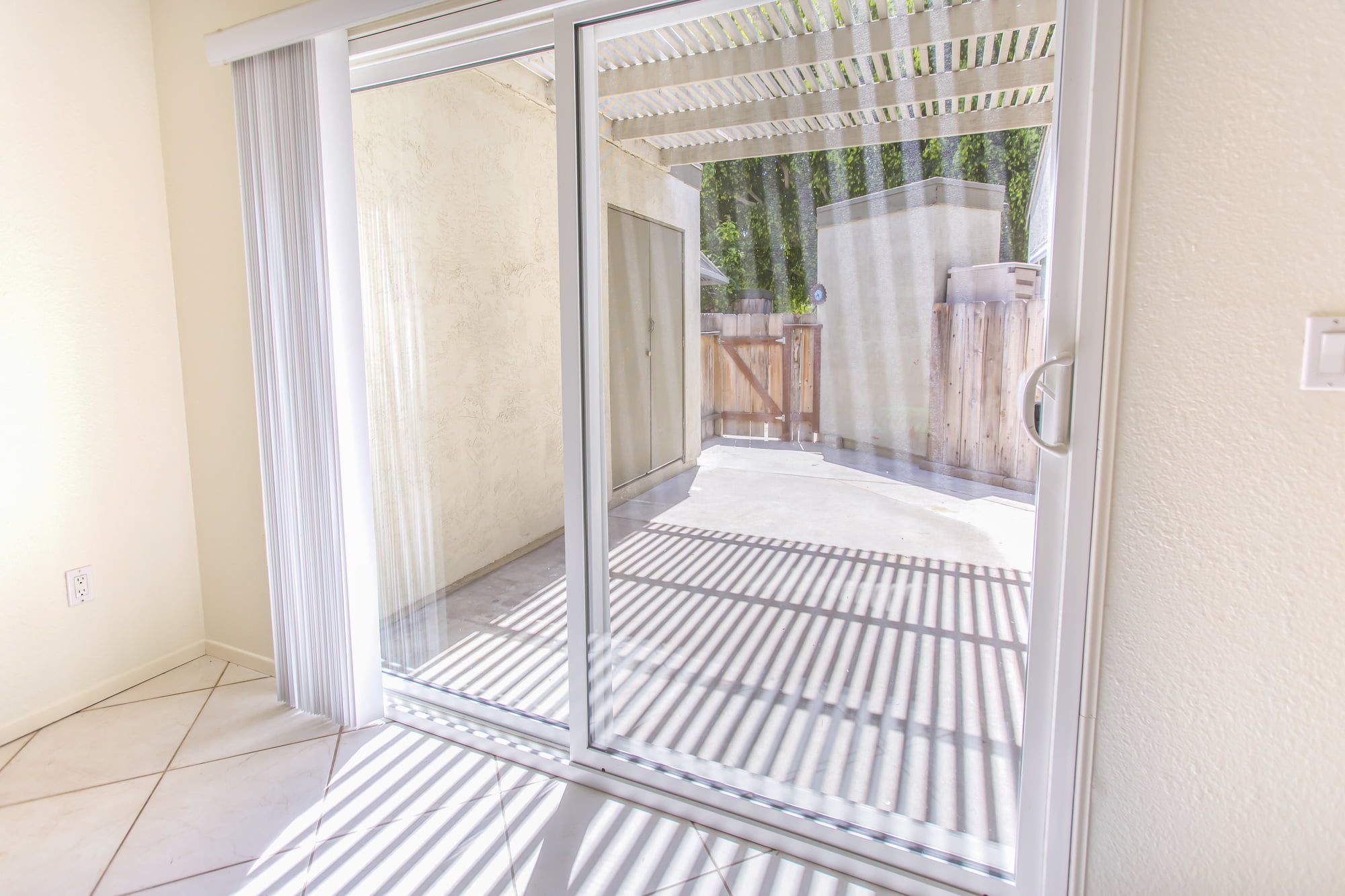Do you know what factors to consider when replacing your screen door? Avoid installation mishaps with these screen door replacement tips.
