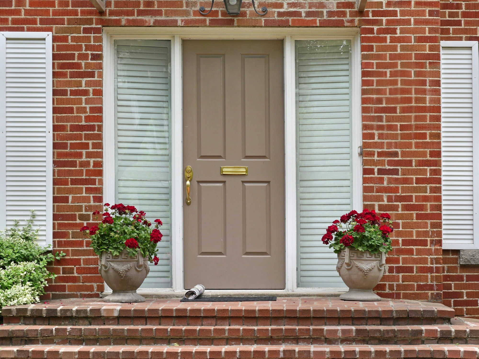 Unfortunately, doors are not made to last forever. Make sure to look out for these 5 major signs you need a door replacement.
