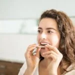Are you trying to decide between Invisalign and metal braces? This is how to decide which teeth straightening option is best for you.