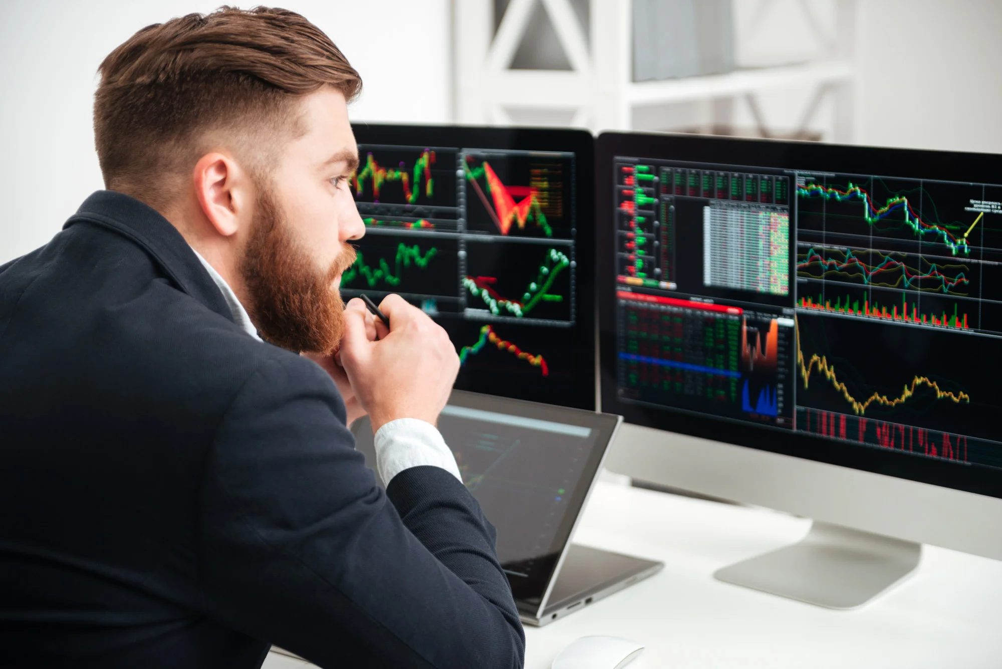 Trading options vs stocks: what are the differences and which is the right one for you? Learn everything you need to know in this guide.