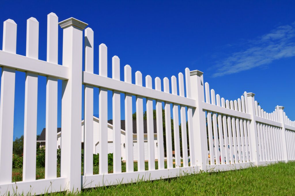 5 Major Benefits of Vinyl Fencing for Your Home - Finding Farina