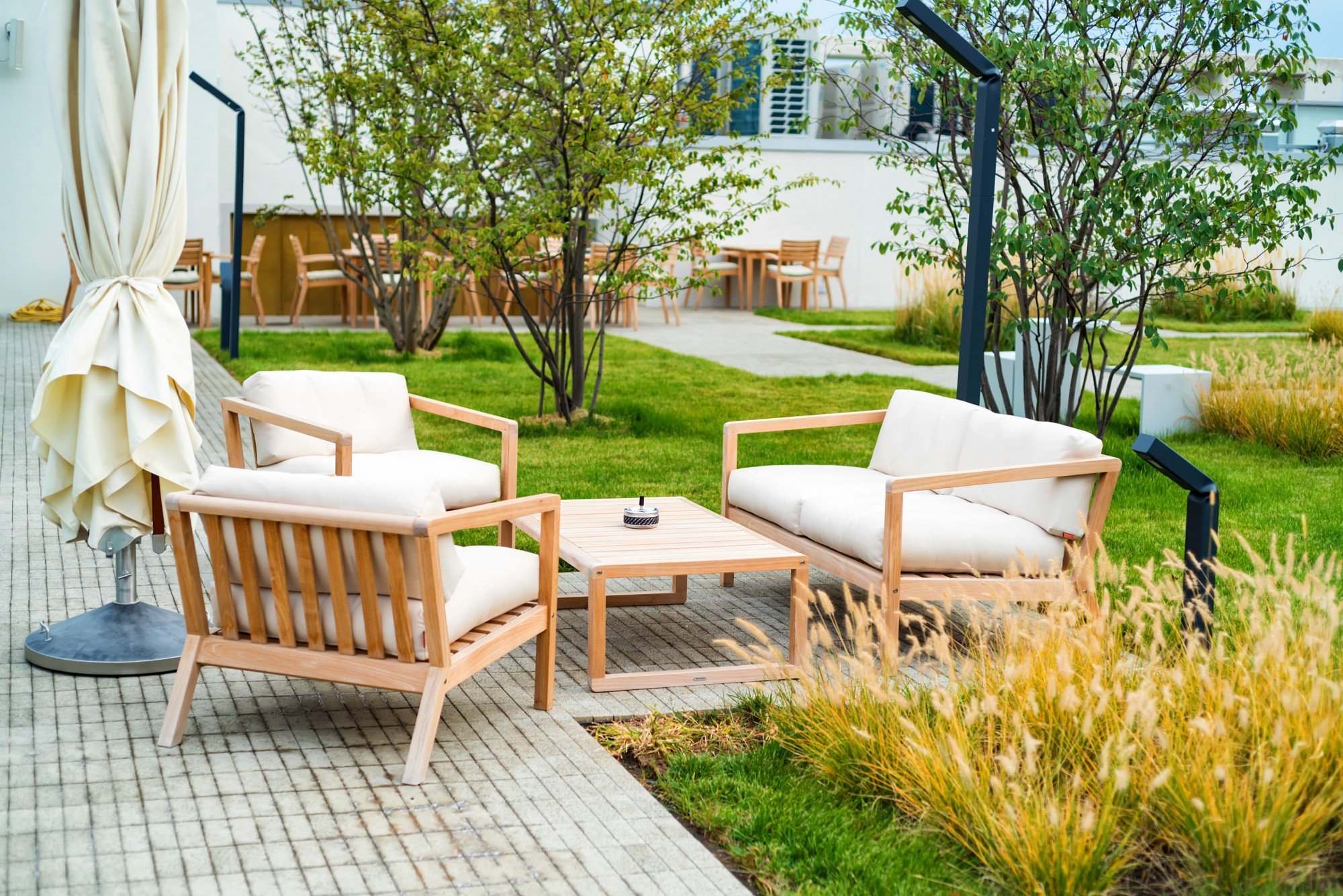 A great patio design alternates between relaxing and entertaining. Draw inspiration for your own design with these backyard deck ideas on a budget.