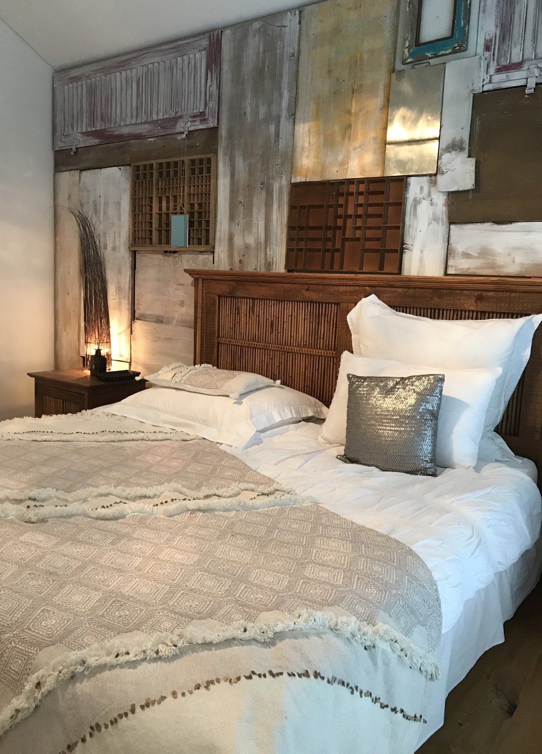 Get inspired by these modern rustic bedroom ideas and create a cozy and stylish retreat in your own home. Create the perfect blend of contemporary and rustic!