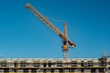 Benefits of Renting a Crane for your Next Construction Job